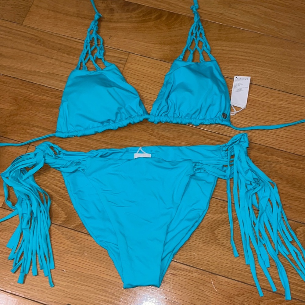 Billabong bikini set. Small bottoms medium top. Never worn. So soft and cute
